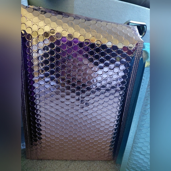 NWT -15ct. Iridescent Metallic Bubble Mailer Mix –8.5x11,8x10, 6.5x10 - Picture 3 of 5